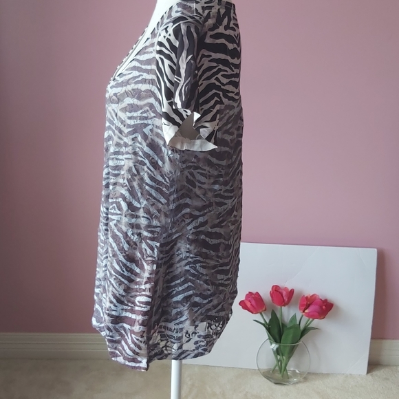 5/$25 Darvina Top - Picture 4 of 8